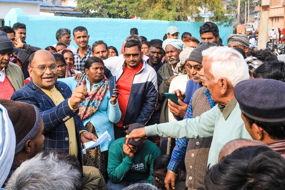Throughout the protest, Gopinath Singh (right), was constantly seen arguing with the Sub-Divisional Officer Ashok Kumar (left). Image by the author