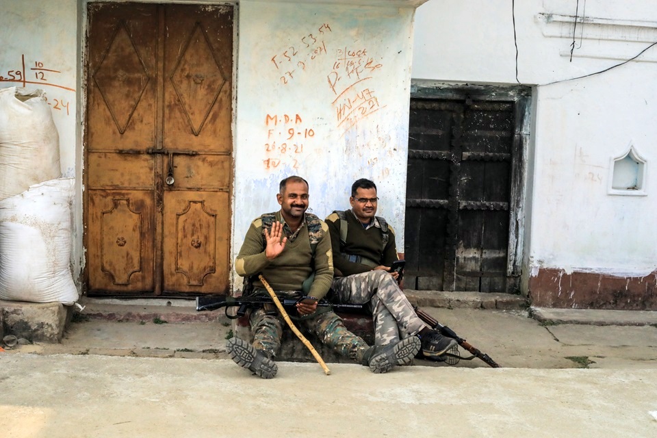 Police officers wait for their commanding officer to cancel the pro-mining meeting of 22 December 2024, disrupted by villagers defending their lands. Image by the author