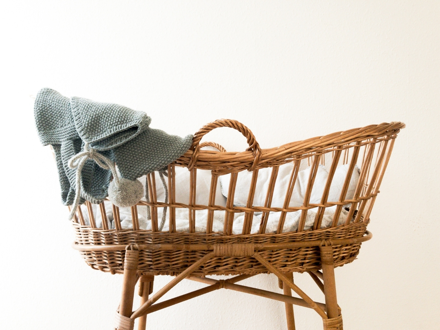 Lit_de_bebe-berceau-vide-canva.jpg