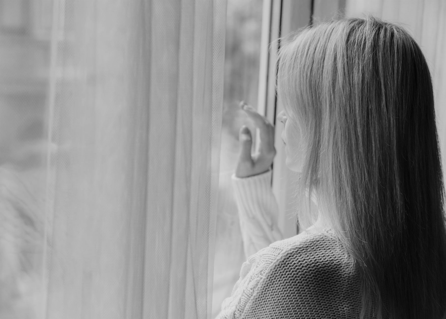 Femme_regardant_dehors_par_la_fenetre-freepik-a.jpg