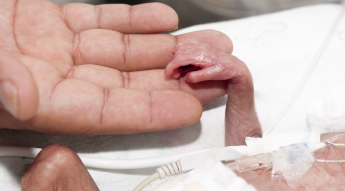 premature-baby-hand-672x372.jpg
