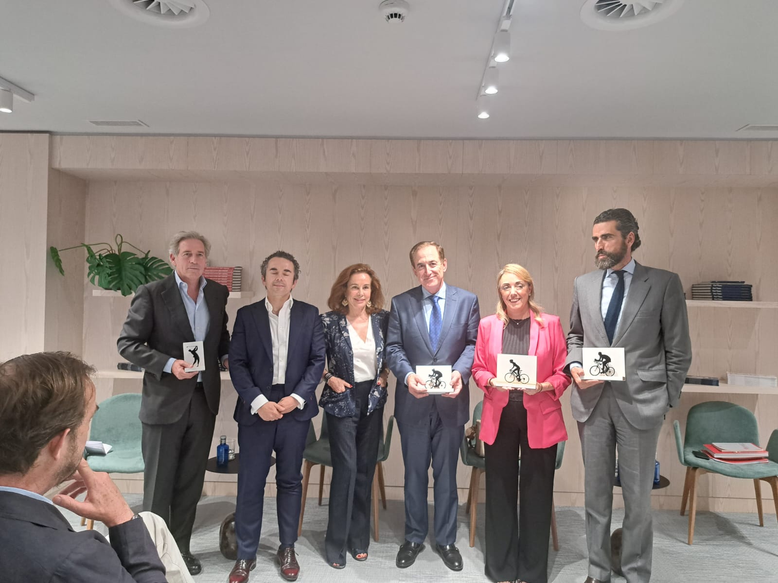 Panelistas y organizadores con el obsequio conmemorativo