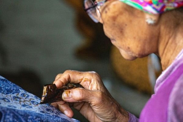 Batik_worker_Java_(reduced_size).jpg