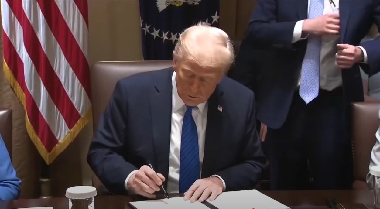 Trump_signing_Executive_Order.png