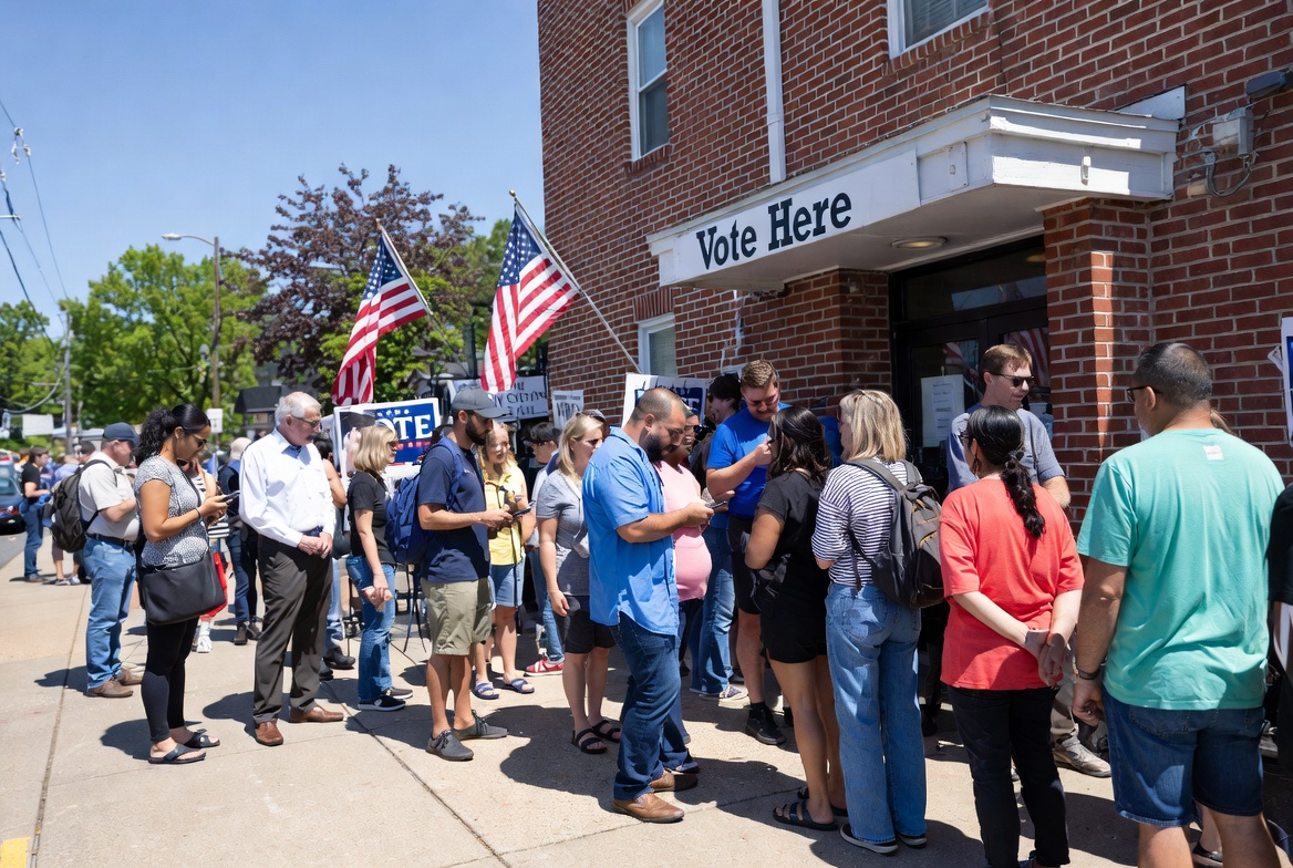 voters in line