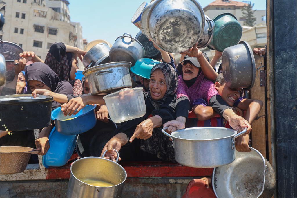 Palestinian's seek food in droves. Photo by DCIP.