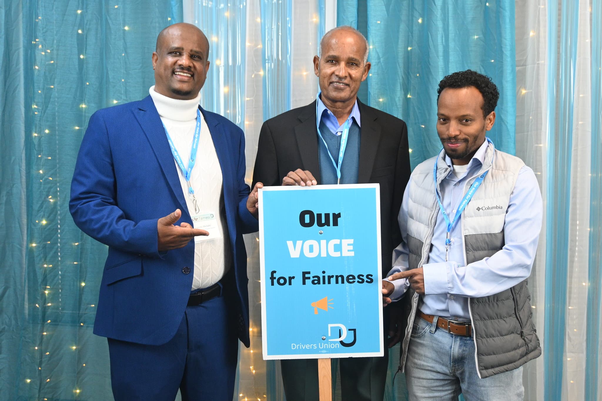 Drivers Union ਮੈਂਬਰ ਉਬੇਰ ਅਤੇ ਲਿਫਟ ਦਾ ਸਾਈਨ ਫੜੇ ਹੋਏ ਹਨ