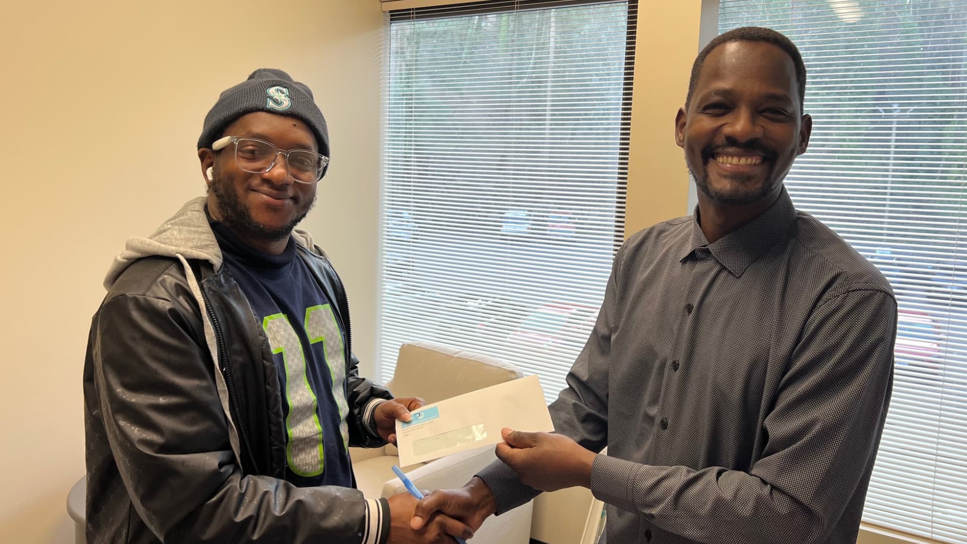 ማማዱ የኡበር ሽልማት ቼኩን ከሱ ወስዷል Drivers Union ጊዜያዊ ፕሬዝዳንት ታከለ ጎበና.