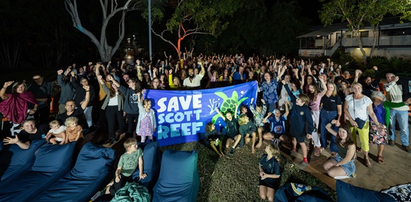 Hundreds of Broome residents turn out for screening of Corals’ Last Stand