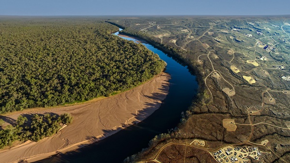 Graphic illustration of US frack fields overlaid onto one side of the Martuwarra Fitzroy River