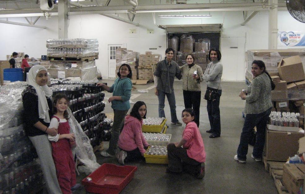 A group of people in a warehouse

AI-generated content may be incorrect.