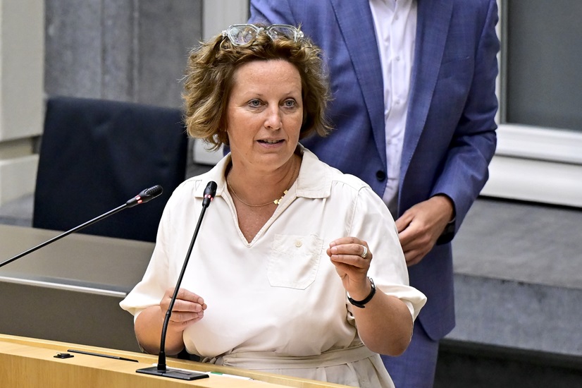 Cd&v-burgemeester De Crem wordt met fluwelen handschoenen aangepakt door partijgenoot Crevits