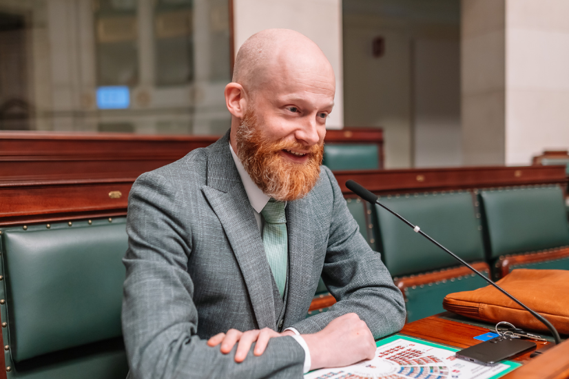 Groen wil snel duidelijkheid over asbest in zandbakken: “Rommelige ministercommunicatie zorgt voor bijzonder grote ongerustheid”