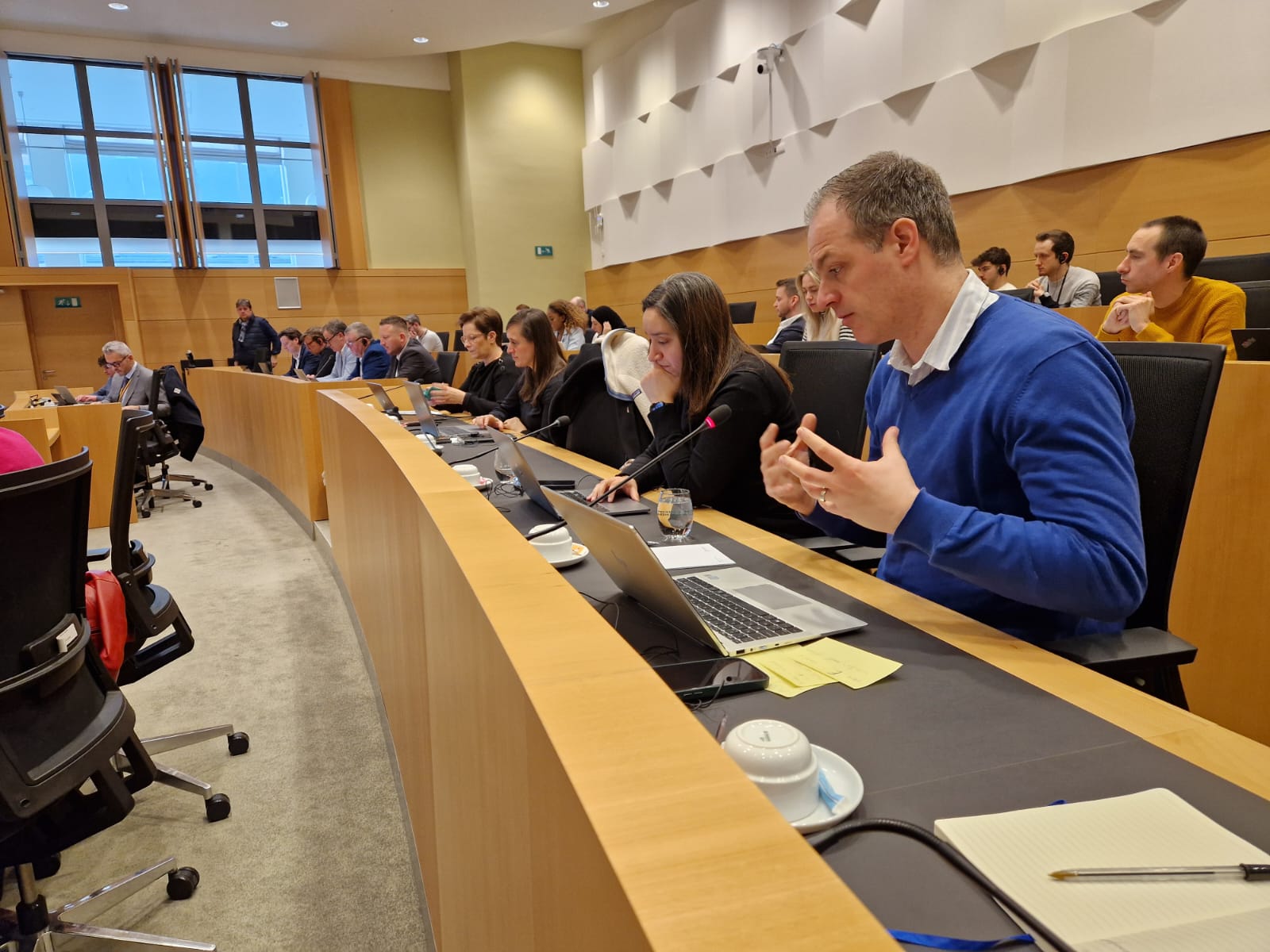 De blinde cheque van 11 miljard: Francken zet parlement buitenspel terwijl burger de broeksriem aanhaalt