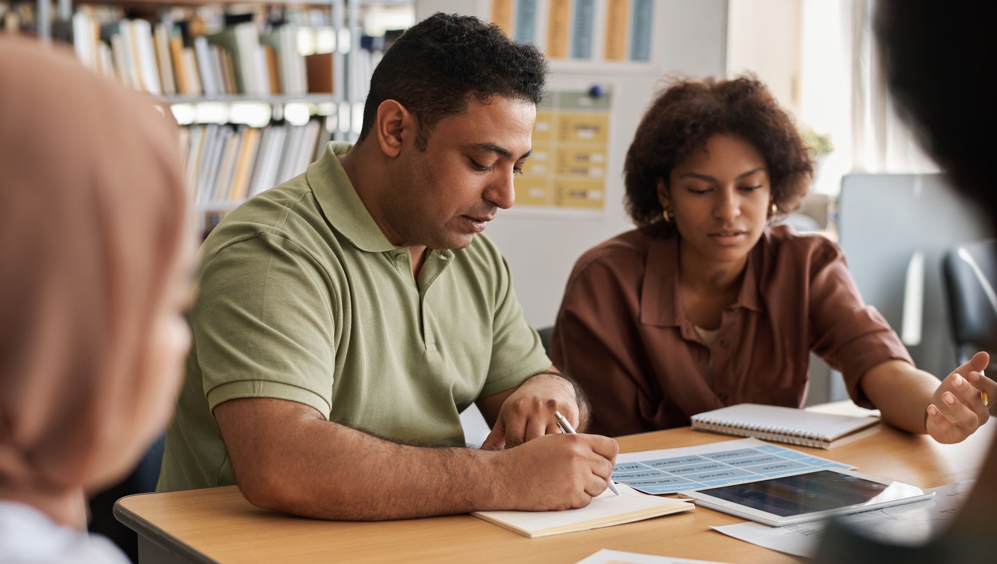 Demir duwt 1.600 taalcursisten uit stedelijk volwassenenonderwijs