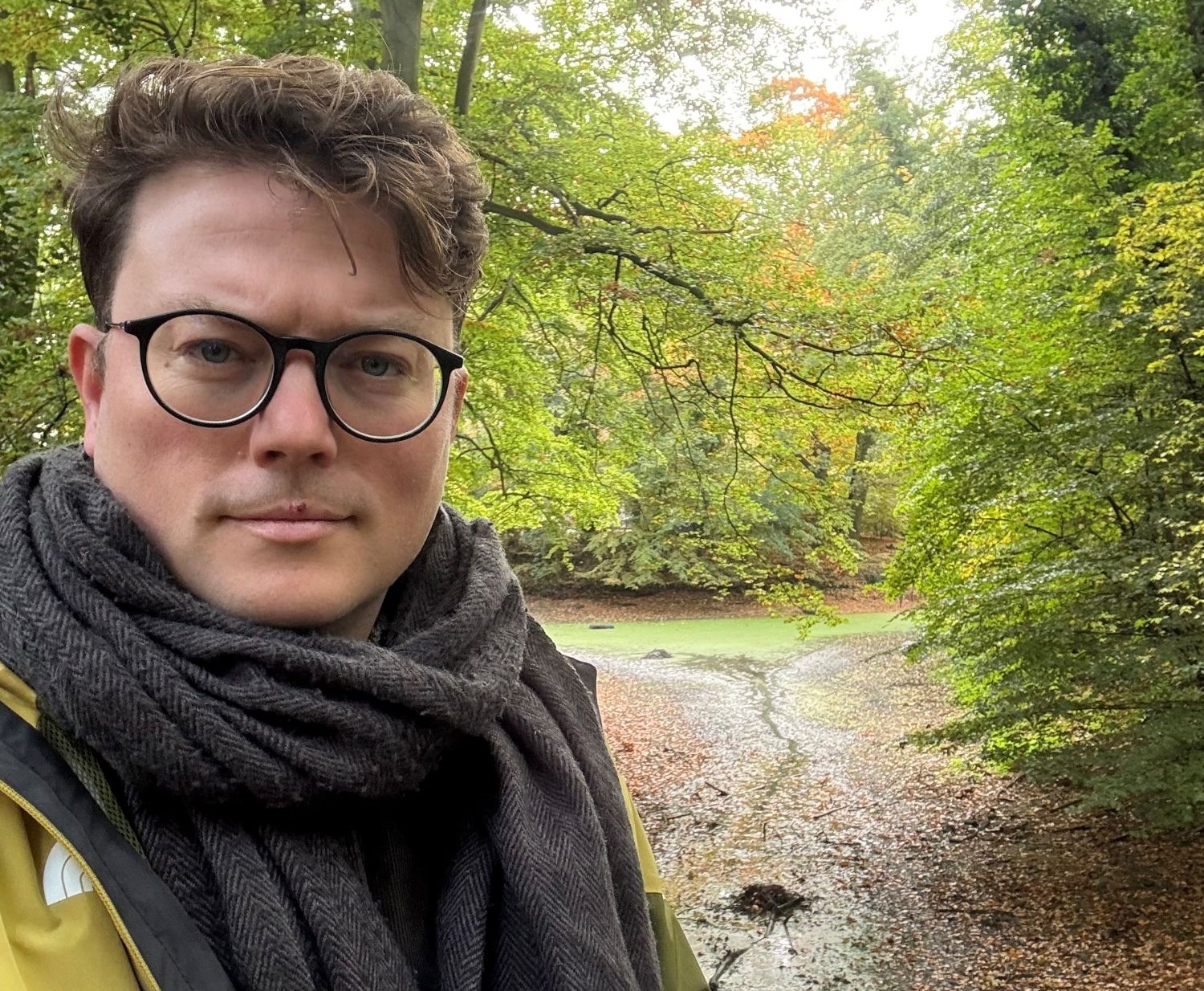 Mathijs Post bij de droge vijver Mathijs_Post_foto.jpg