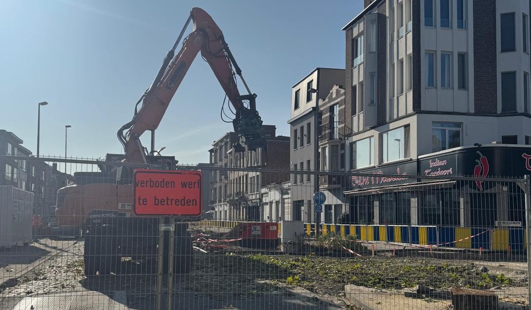 Bomen gekapt voor keerlus onder groot machtsvertoon en ondanks lopende procedure