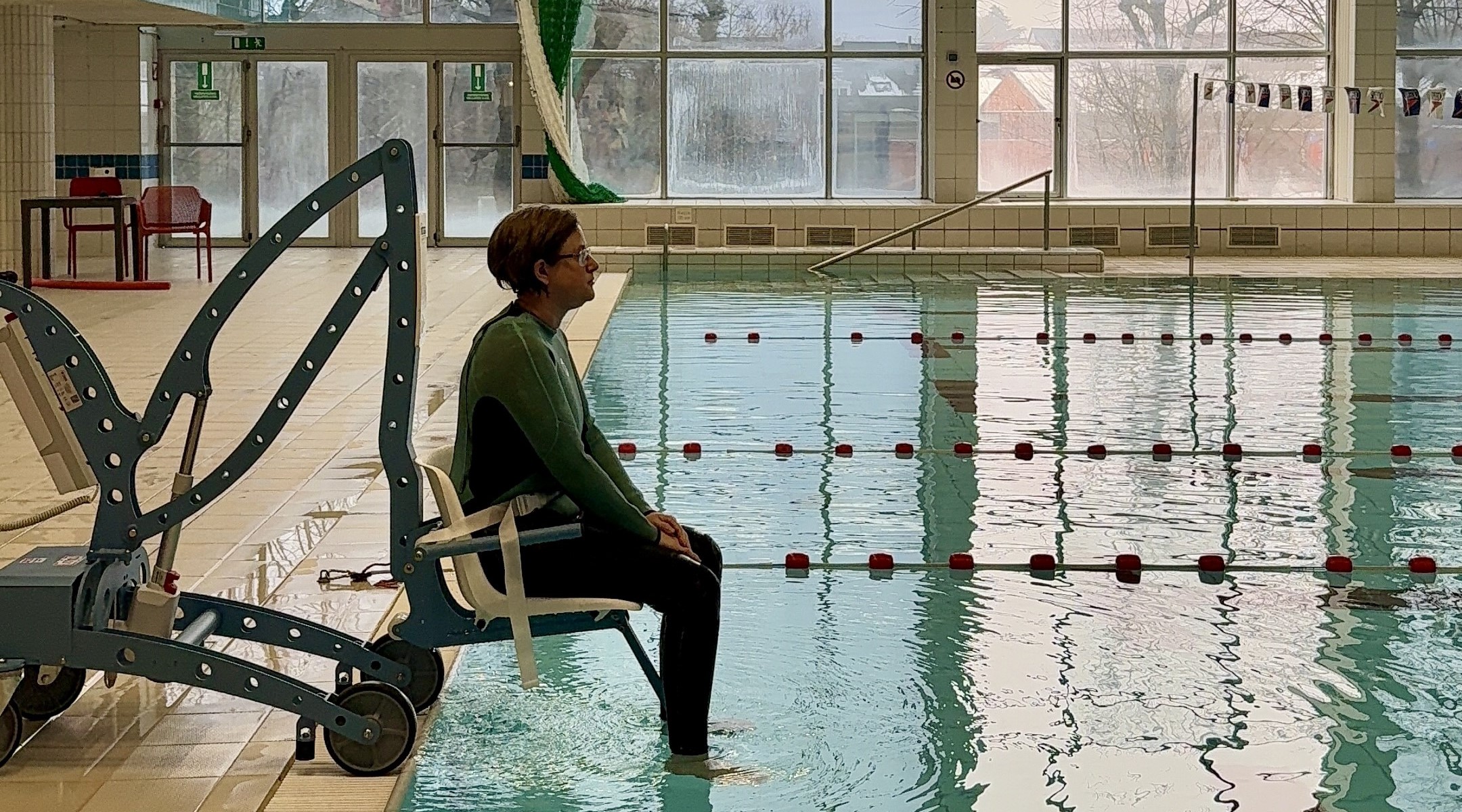 Nieuwe stap naar inclusieve sportstad: eerste mobiele zwembadlift in Strop