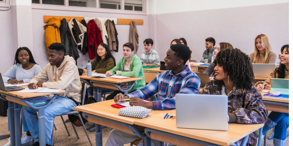 Zuhal Demir bespaart op OKAN-coaches en ondergraaft zo haar eigen taalbeleid