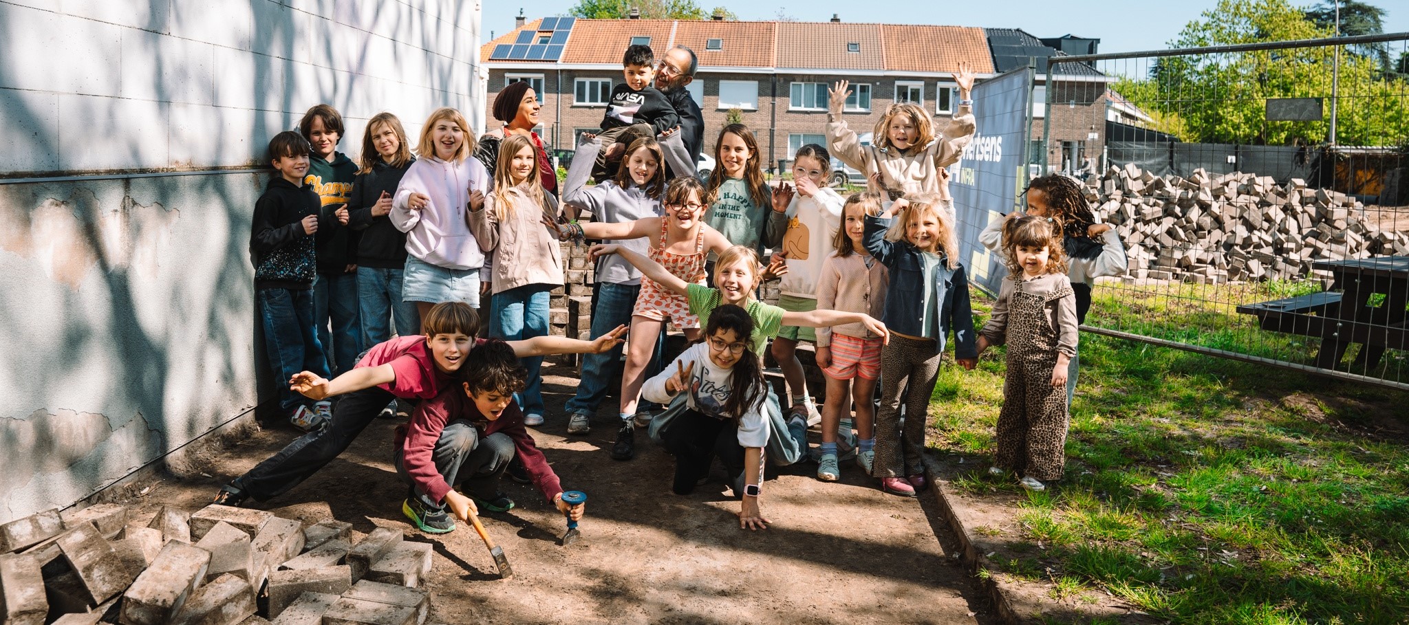 Van grijze speelplaats naar groene plek voor buurt en kinderen