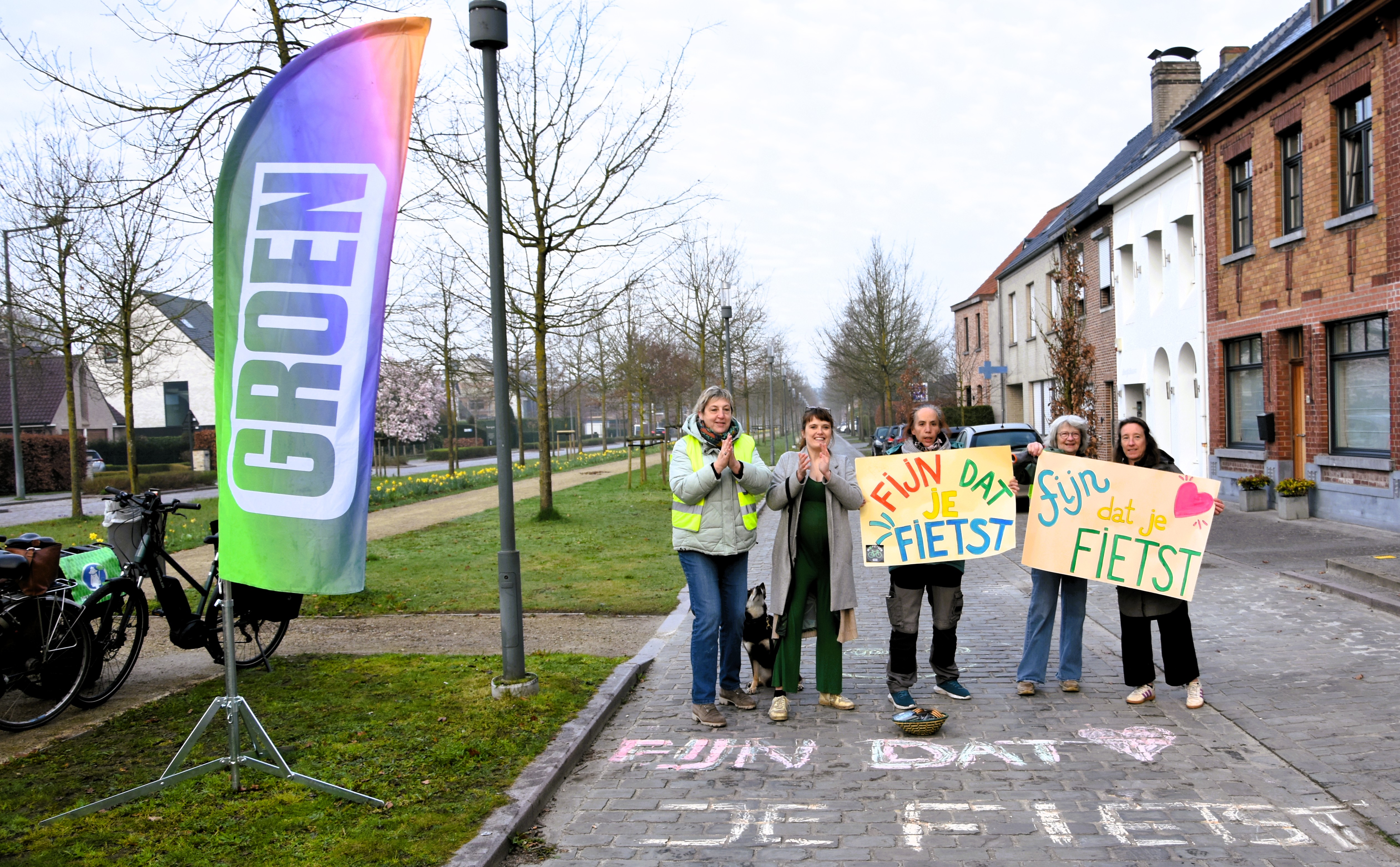 Groen Laarne-Kalken trakteert 'helden van de ochtendspits' in de Kasteeldreef op Nationaal Fietsapplaus