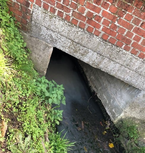 Aanhoudende vervuiling van de Schellebellebeek.