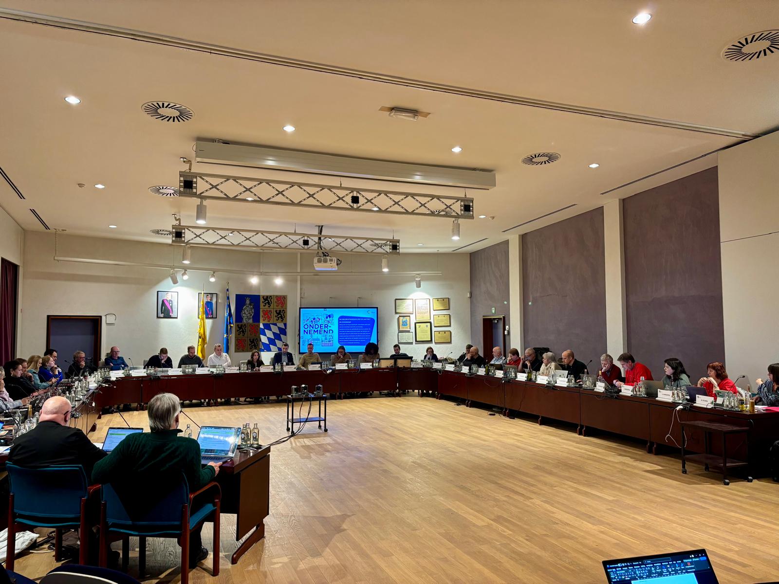 Schepencollege investeert in stenen, niet in mensen