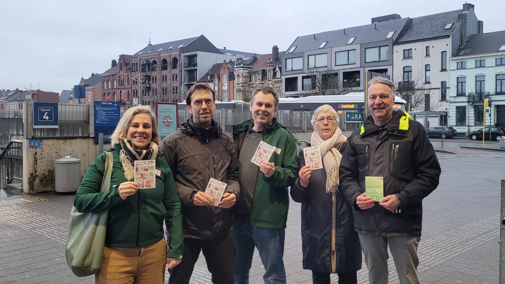 Groen Halle bedankt reizigers en personeel trein en bus op Valentrein