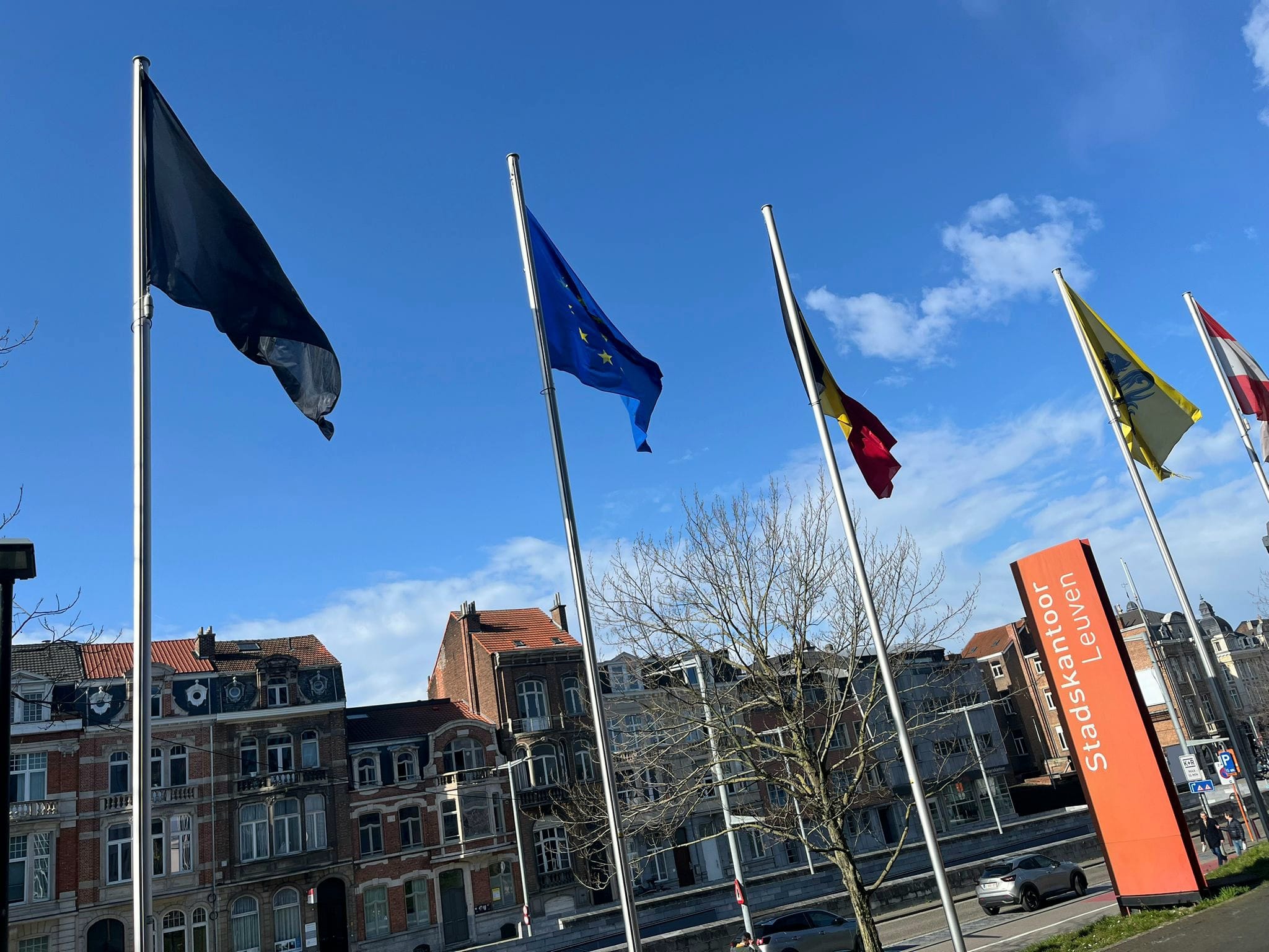 Stad Leuven hijst zwarte vlag uit solidariteit met slachtoffers in Iran