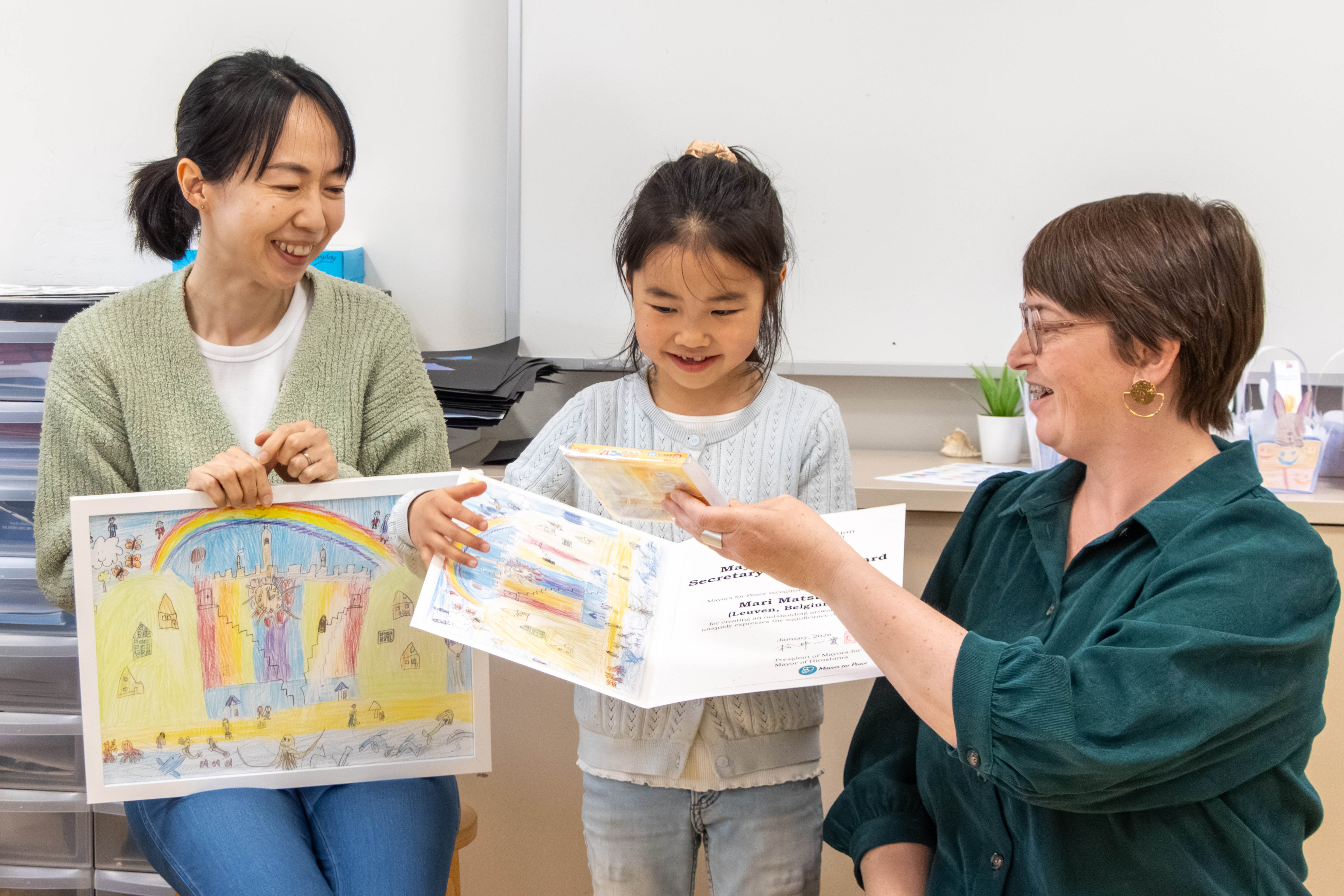Zesjarige Mari wint internationale prijs met tekening ‘Vredevolle steden’