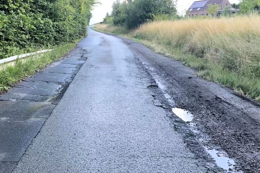 Beschadigd wegdek in de Sluislaan zorgt voor ophef in de gemeenteraad