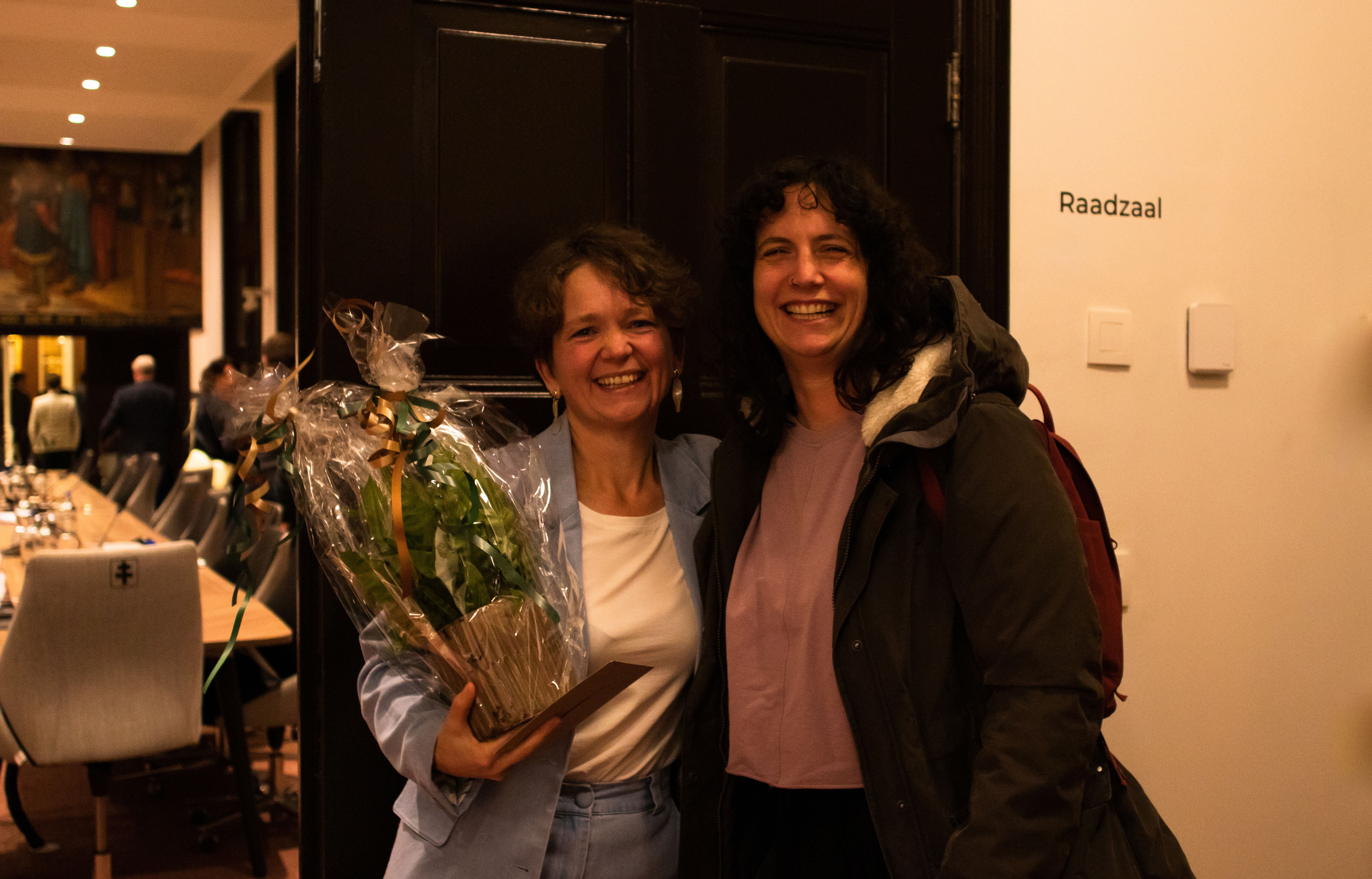 Eva legt de eed af op haar eerste gemeenteraad