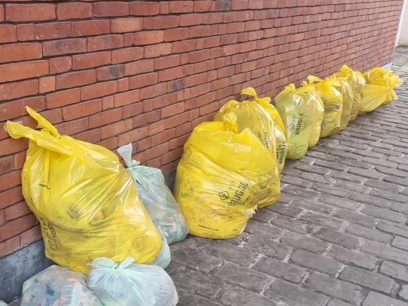 Wekelijkse restafvalophaling is beperkte meerkost maar Brugge blijft koppig kiezen voor ‘flankerende maatregelen’ die dat niet zijn.