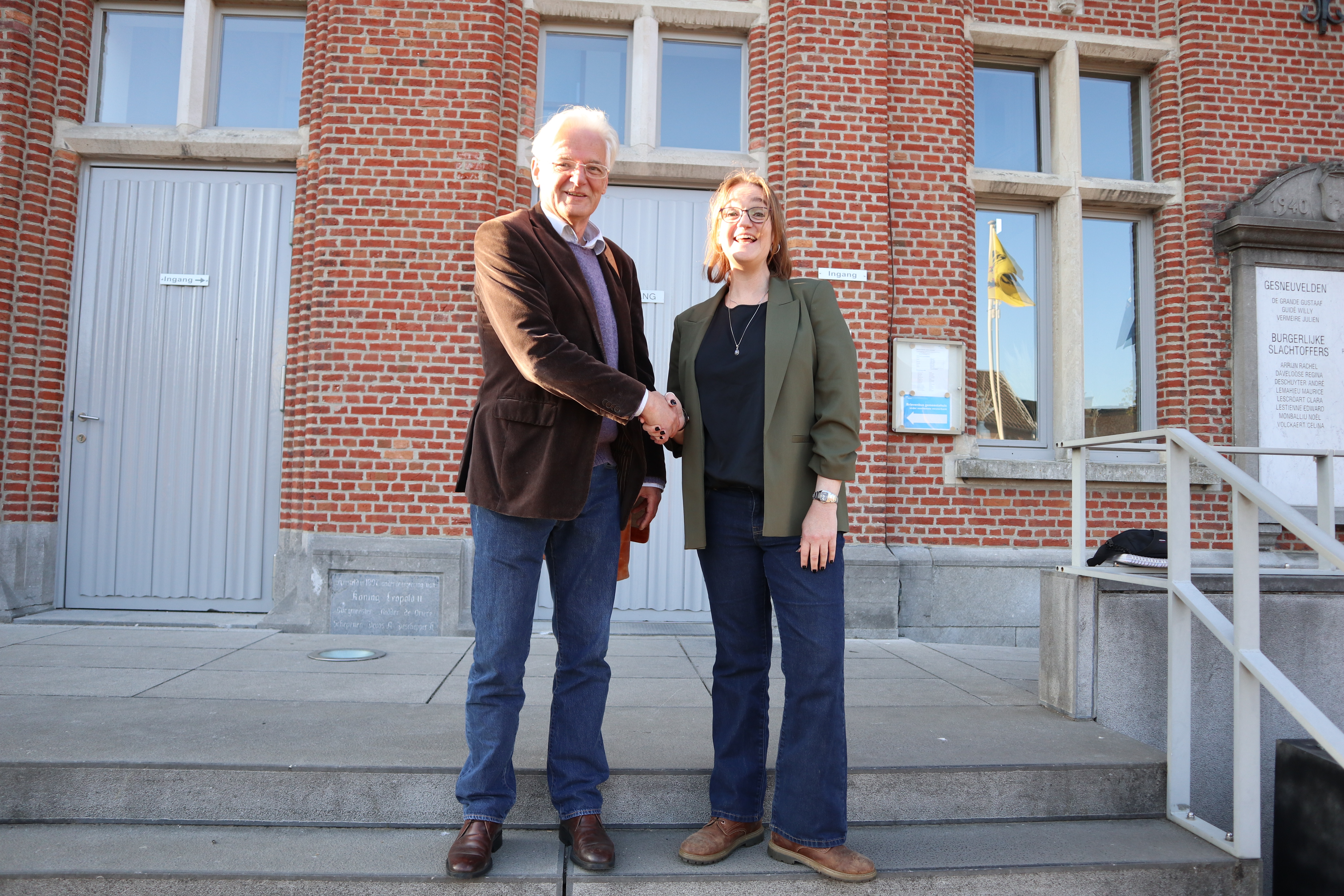 Oud- schepen en huidig gemeenteraadslid Jan Vanassche geeft fakkel door aan Nele Deslyper. 
