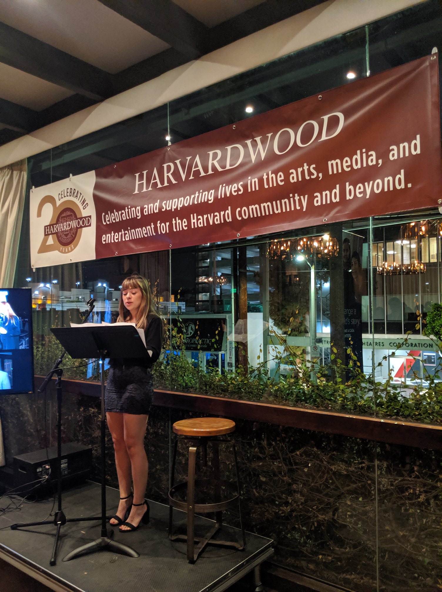 As festas de fim de ano também são sobre desacelerar, se conectar e curtir  boas histórias 🎄✨ Separamos algumas dicas de clássicos que traduzem o  clima das festas, com emoção, humor, romance, image size:1504x2016