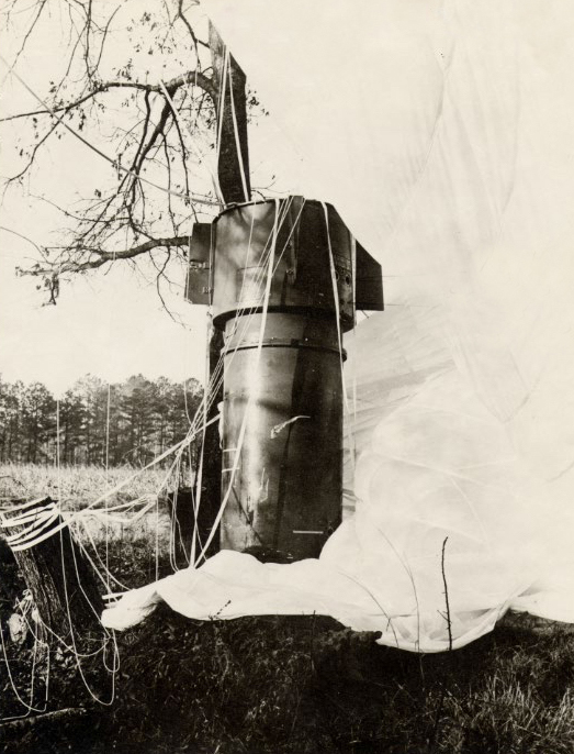 Em 1961, duas bombas nucleares caíram no solo no estado americano da Carolina do Norte quando um bombardeiro perdeu uma asa. “Pela mais tênue margem do acaso, literalmente a falha de dois fios em se cruzarem, uma explosão nuclear foi evitada”, disse Robert McNamara, secretário de defesa dos EUA na época. Crédito: Governo dos EUA
