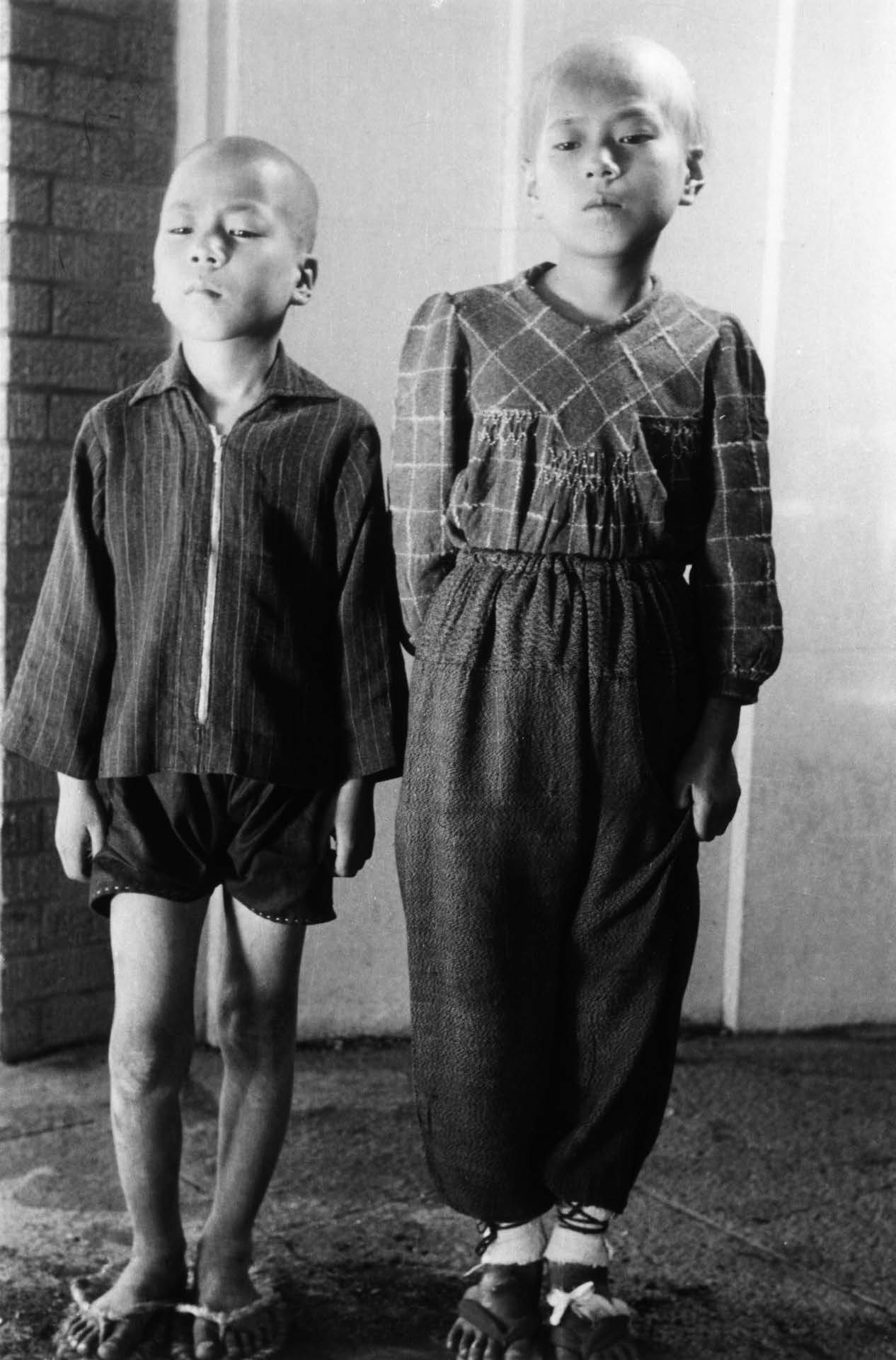Os irmãos Toru (à esquerda) e Aiko (à direita) no Hospital da Cruz Vermelha de Hiroshima em outubro de 1945. Crédito: Shunkichi Kikuchi