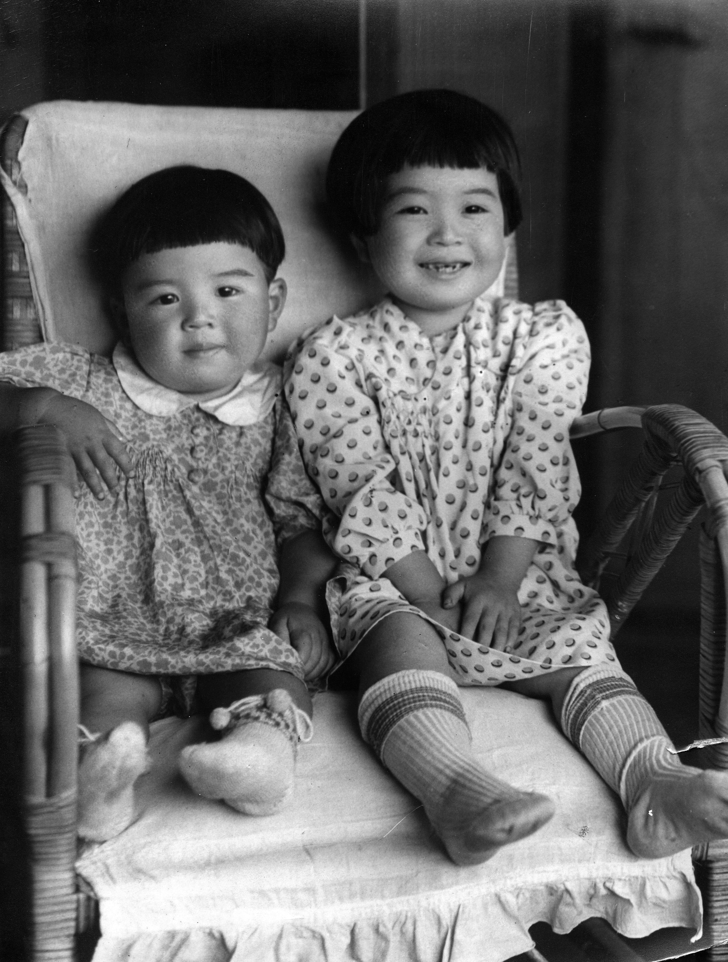 Acredita-se que esta foto de Kimino (à esquerda) e Hirono (à direita) foi tirada apenas um dia antes do bombardeio nuclear. Crédito: Miho Iwata
