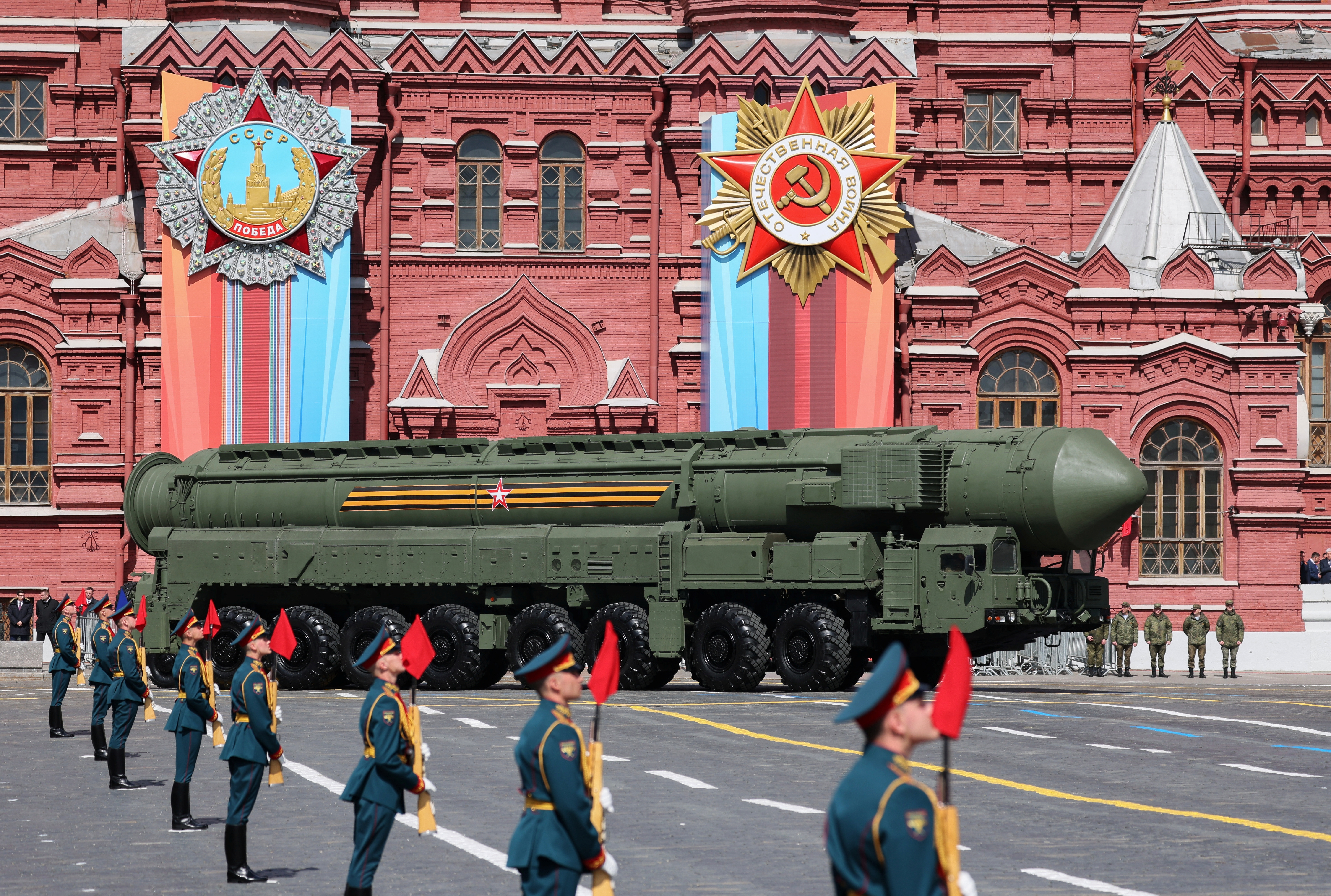 Um míssil nuclear russo em um desfile militar em 2023. Crédito: Governo russo