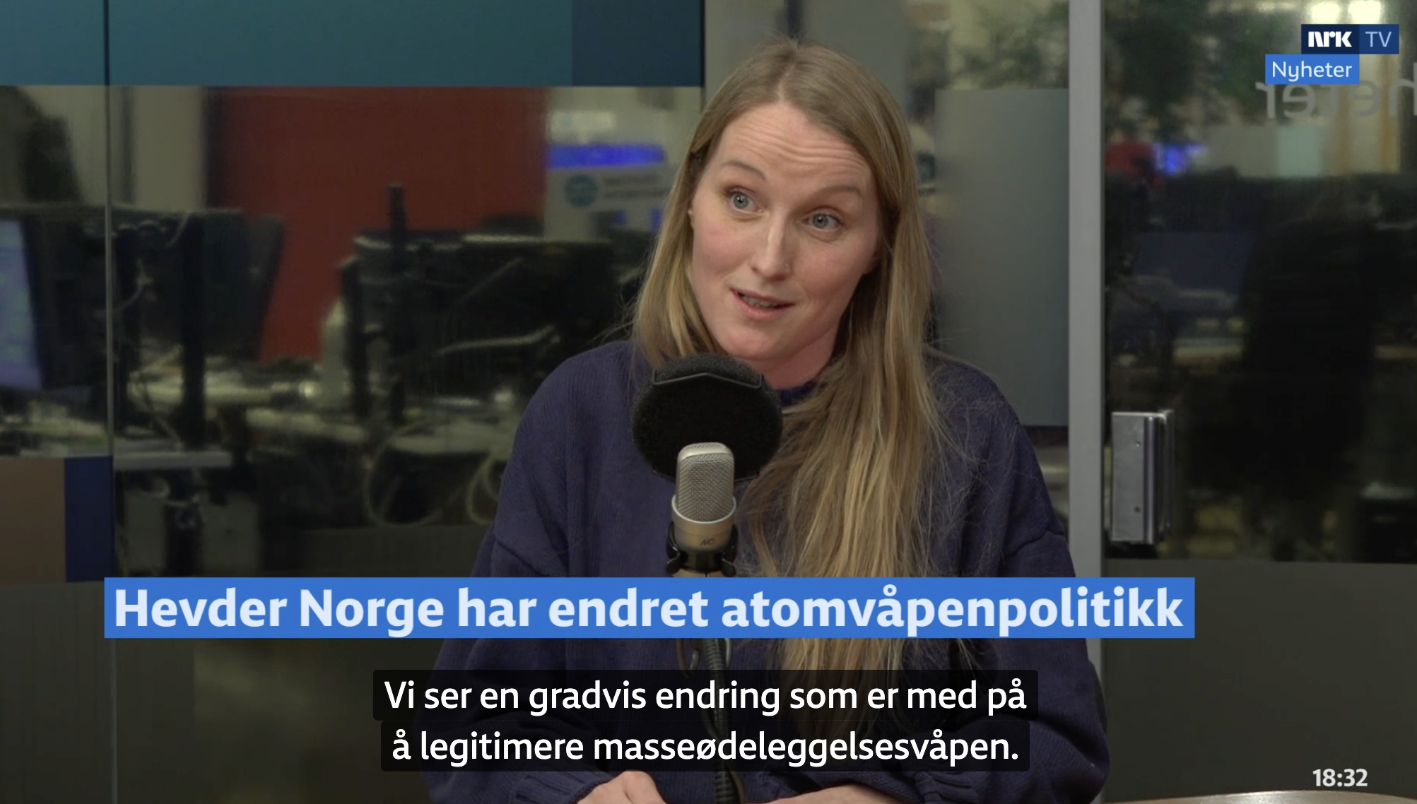 Foto: Tuva Widskjold, ICAN Norges koordinator, diskuterer endringene i Norges atomvåpenpolitikk på Dagsnytt 18. Skjermdump NRK.