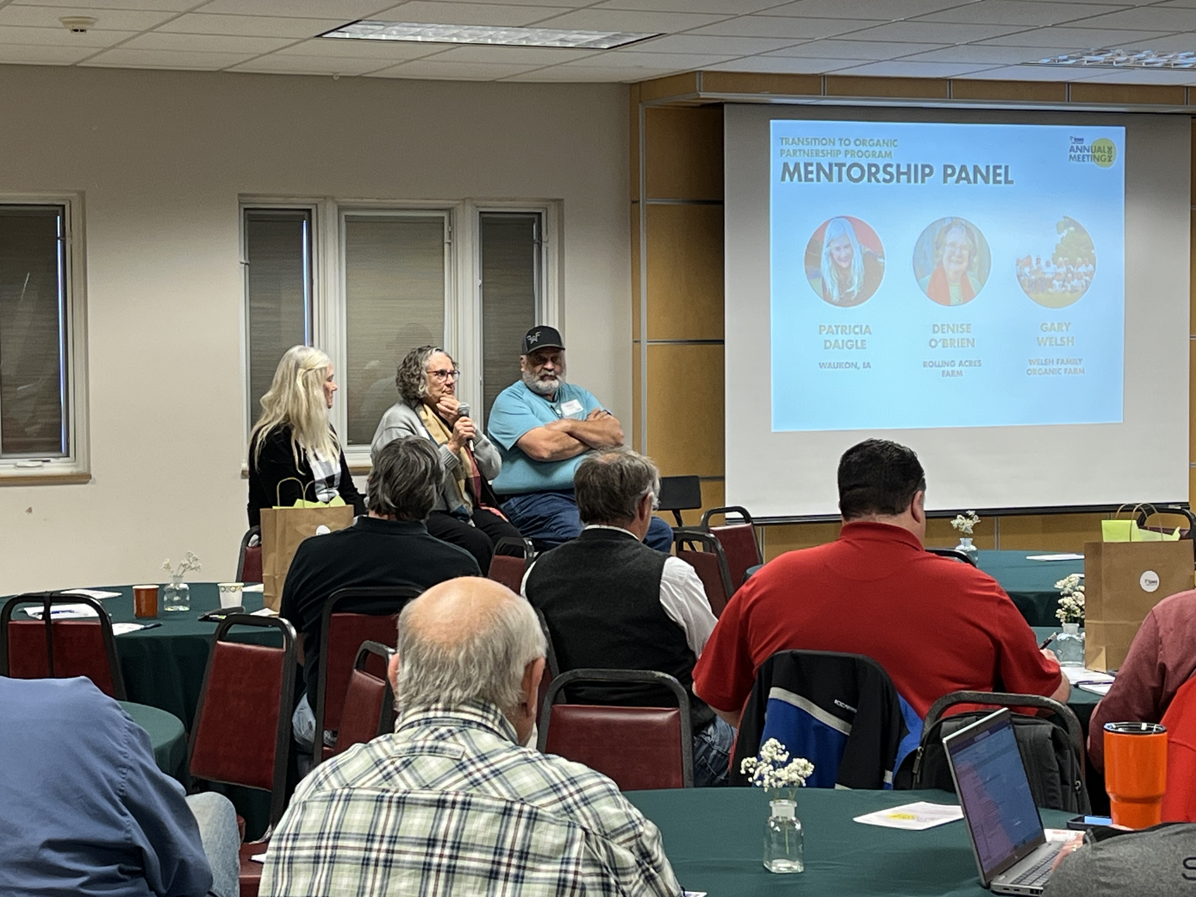 Full room of attendees and sponsors Full room of attendees and sponsors