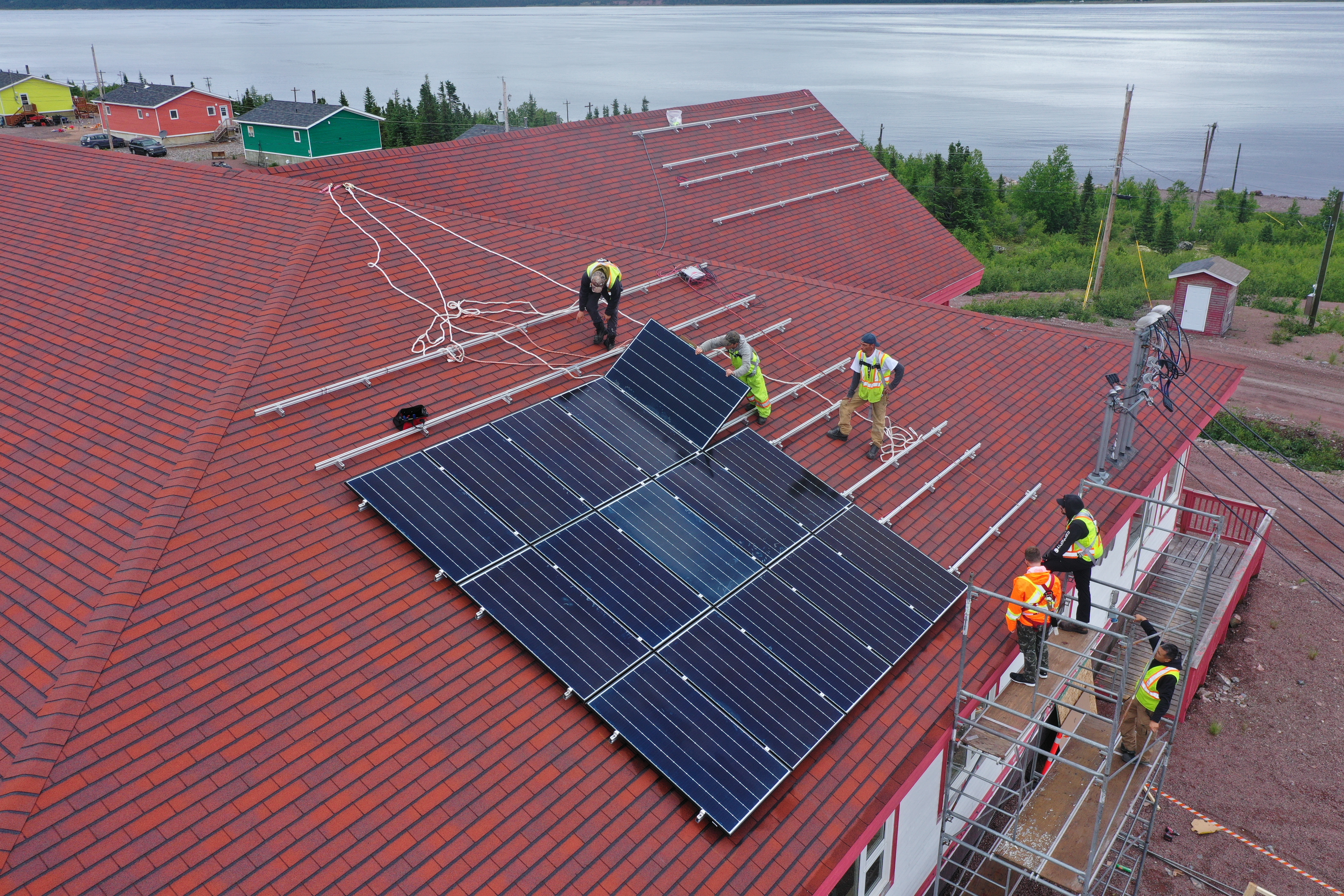 Renewable Skills participants install solar panelling on the roof
of a community centre
