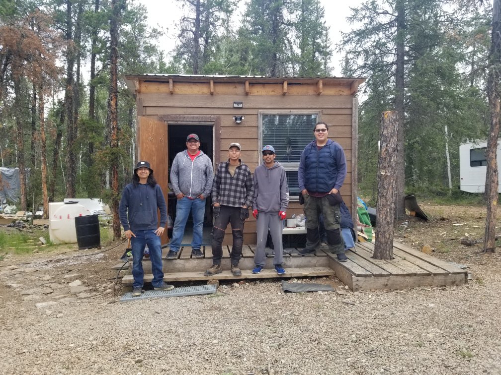 I&E trainees with Carl Squirrel, I&E Instructor and Gonezu Lead Electrician —in the middle-— during a solar installation. Solar Skills for Electricians training program delivered in the Dehcho Nations, NWT, 2023, in collaboration with Gonezu Energy