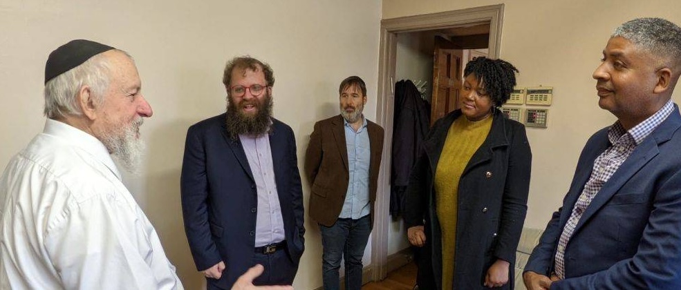 Former district leaders tour Library of Agudas Chassidei Chabad