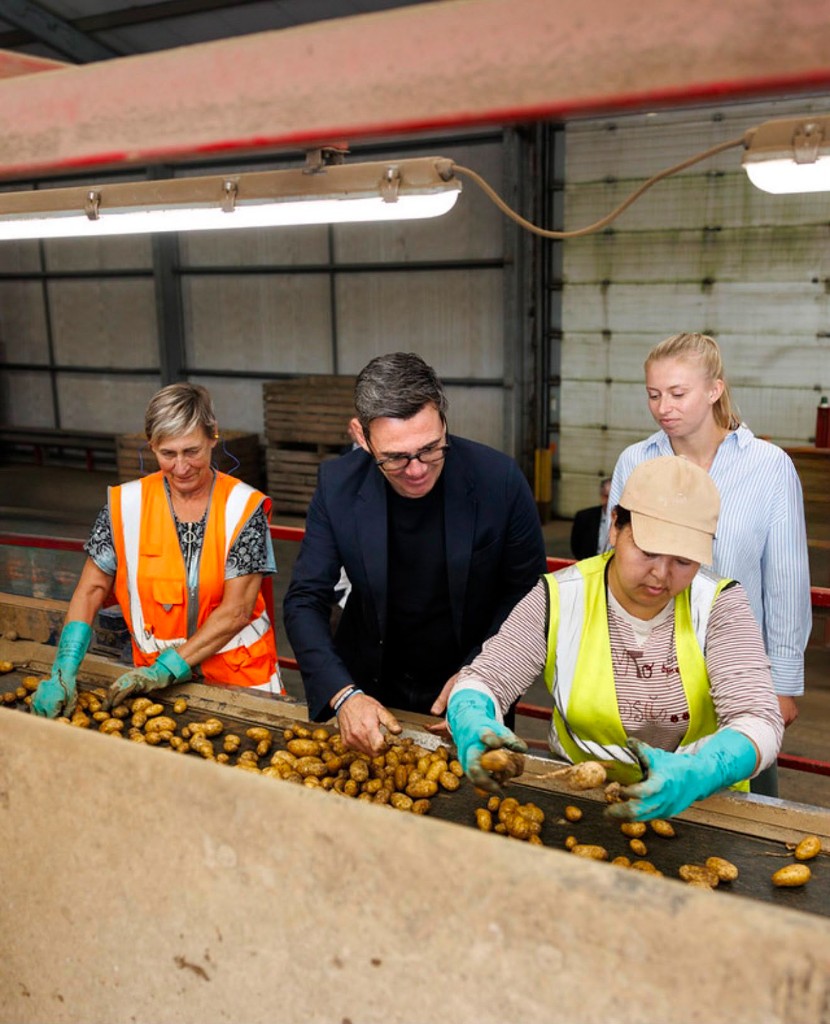 Andy Burnham and Stephen Morgan visit Cornwall farmers