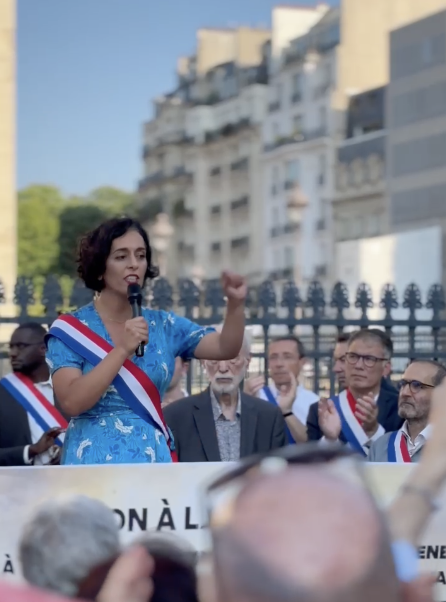 La députée Ayda Hadizadeh s'exprimait au nom  des socialistes lors de la mobilisation en soutien des civil·es  victimes du conflit israélo-iranien