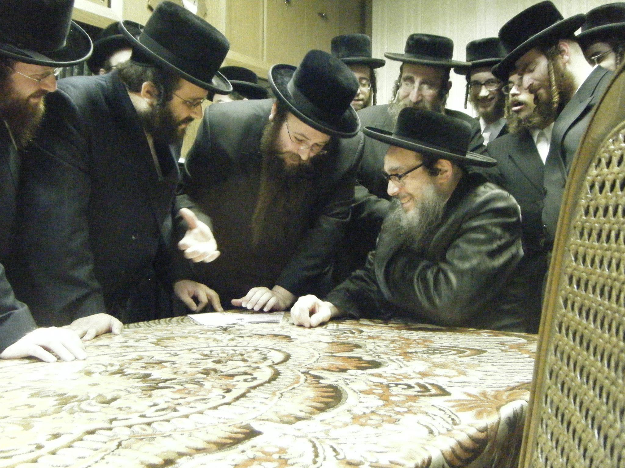 Masbia_Supporter__Pupa_Rebbe__Rabbi_Yaakov_Chizkiah_Greenwald_Donating_to_Feed_the_Needy.jpg