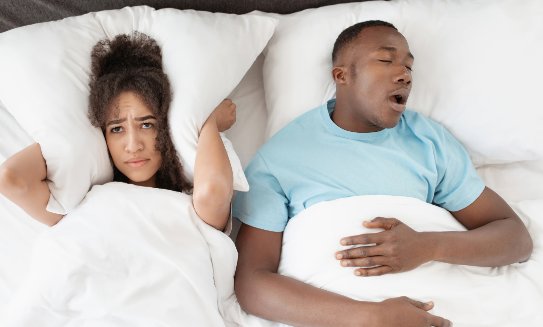 sleeping men and women cover her ear with pillow 