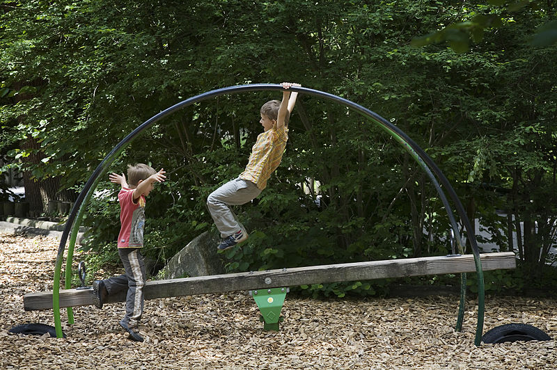 800px-Munich_-_Two_boys_playing_in_a_park_-_7328.jpg