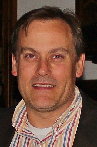 Jamie_Lowell_at_DMCG_fundraiser_for_NPRA_July_2014_by_Rick_Thompson.jpg